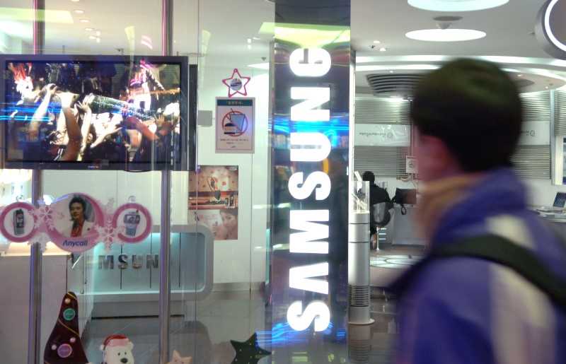 Forbipasserende ser på et udstillingsvindue med Samsung produkter